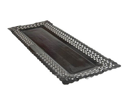 מגש שחור עם שולי תחרה חד פעמי לעוגה