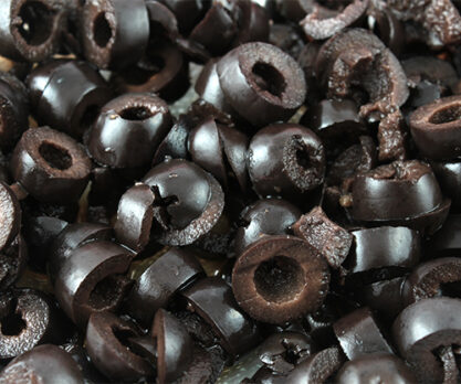 פרוסות של זיתים שחורים